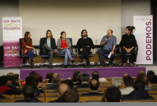 Representantes del Congresy del Senado explicando la Ley 25 en León