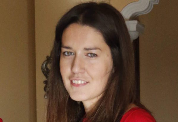 ANA MARCELLO COLOCANDO UN RAMO LEONÉS